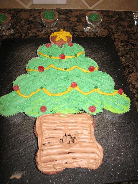 IMG_6164.JPG - cupcake Christmas tree