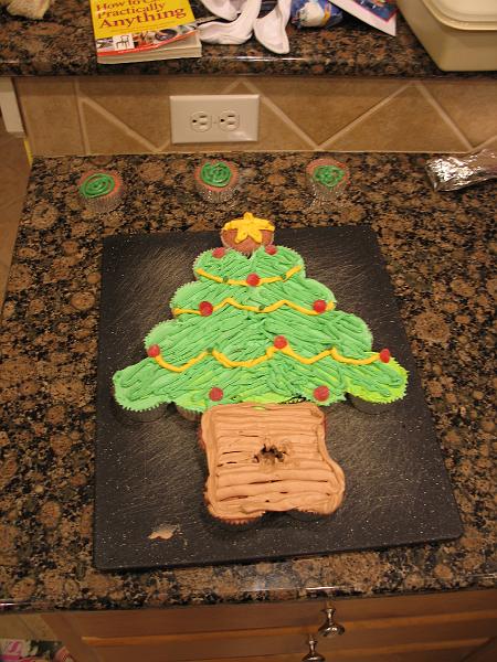 IMG_6165.JPG - cupcake Christmas tree