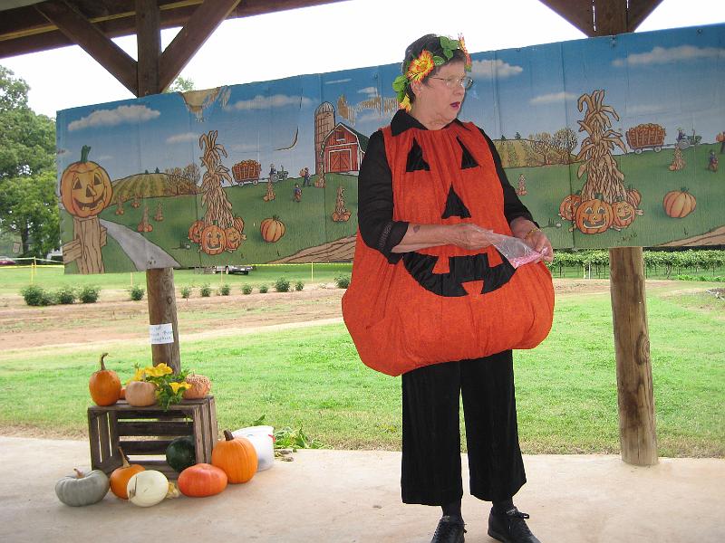 IMG_0794.JPG - the pumpkin lady tells about pumpkin seeds and pollenation