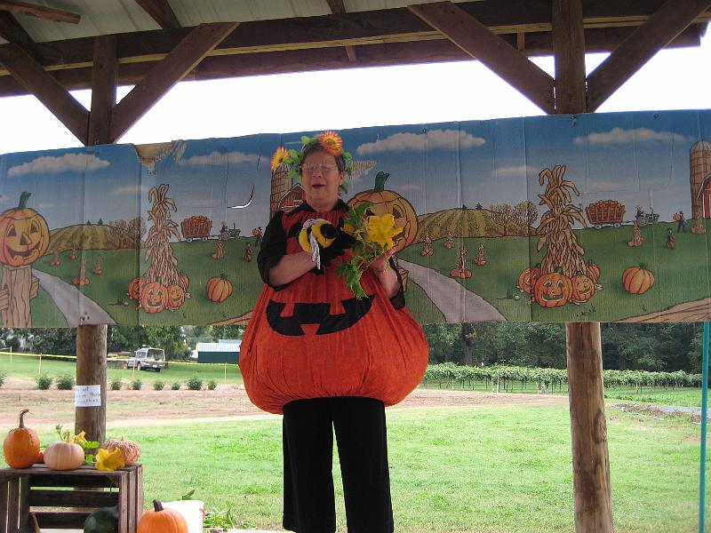 IMG_0798.JPG - the pumpkin lady tells about pumpkin seeds and pollenation